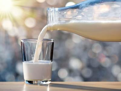 milk pouring